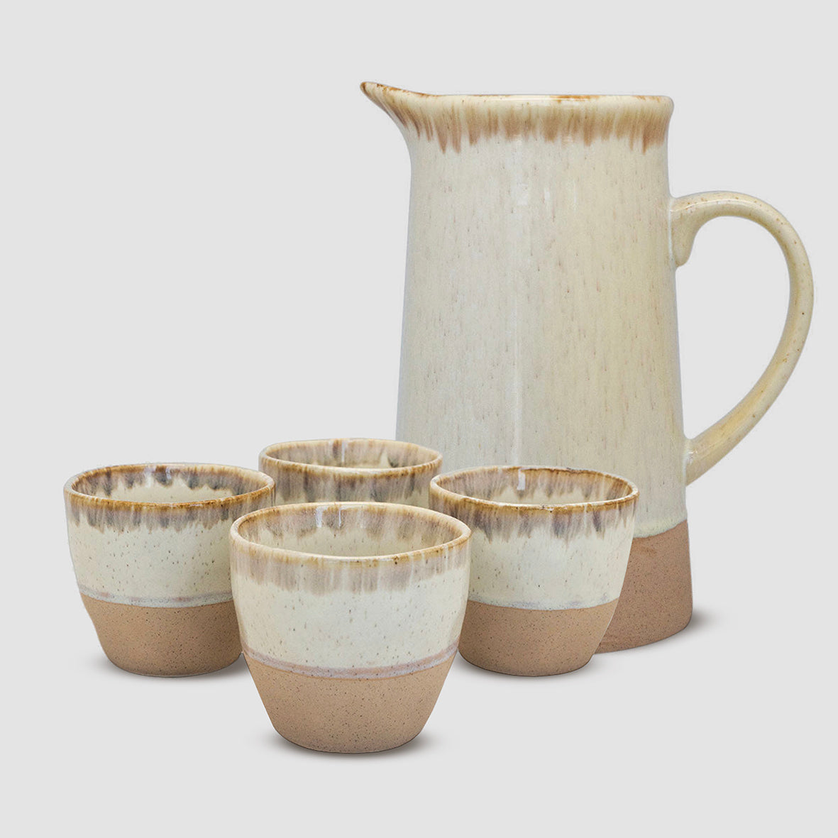 “Regalo Calidez y Encuentro con jarro y cuatro vasos de cerámica Wayu – Aporta Imagen Chile”