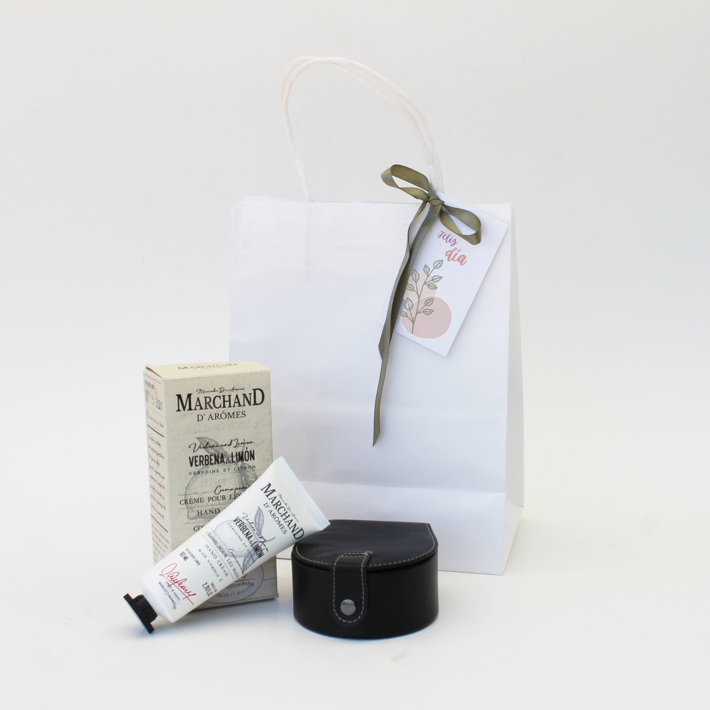 “Regalo Momento Diario con joyero de PU negro y crema de manos Marchand de Arômes – Aporta Imagen Chile”