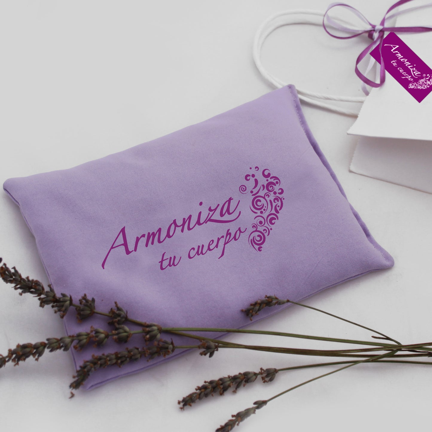 Alivia dolores y regala relajación con nuestro cojín de semillas y hierbas medicinales. El regalo corporativo saludable y personalizable con tu logo. Presentación eco-friendly lista para entregar.