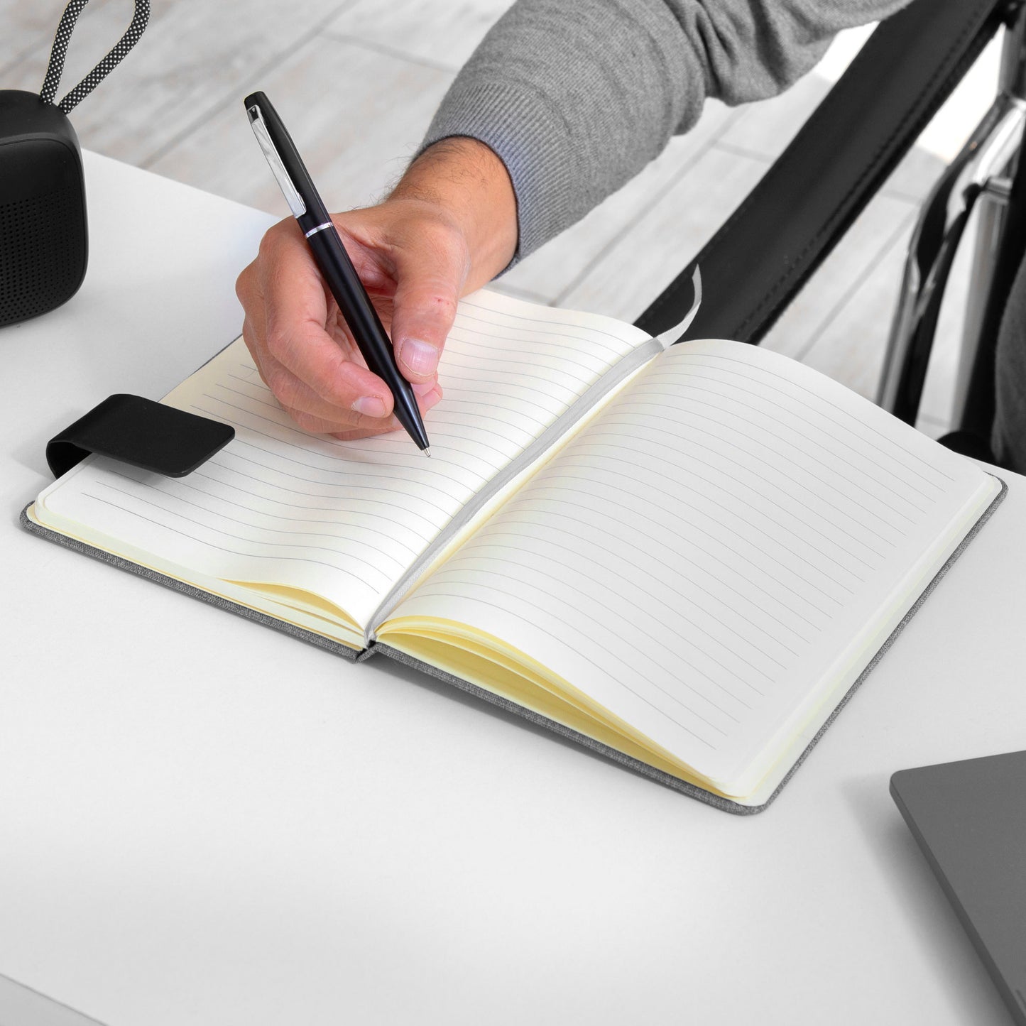 Libreta premium de 80 hojas para regalos corporativos. Tapa gris con elegante cierre magnético de PU y encuadernación cosida. Calidad y distinción para sus eventos empresariales.