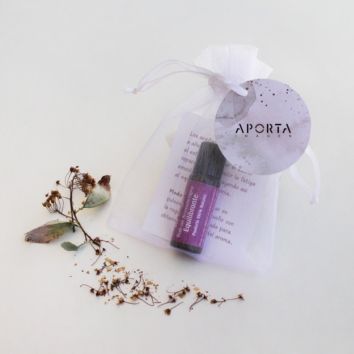 Regala calma y equilibrio con nuestros Roll On de Aromaterapia. Aceites esenciales 100% naturales (Equilibrante, Sueños, Claridad) en frasco de 5ml. Detalle corporativo presentado en bolsa de organza y tarjeta personalizada