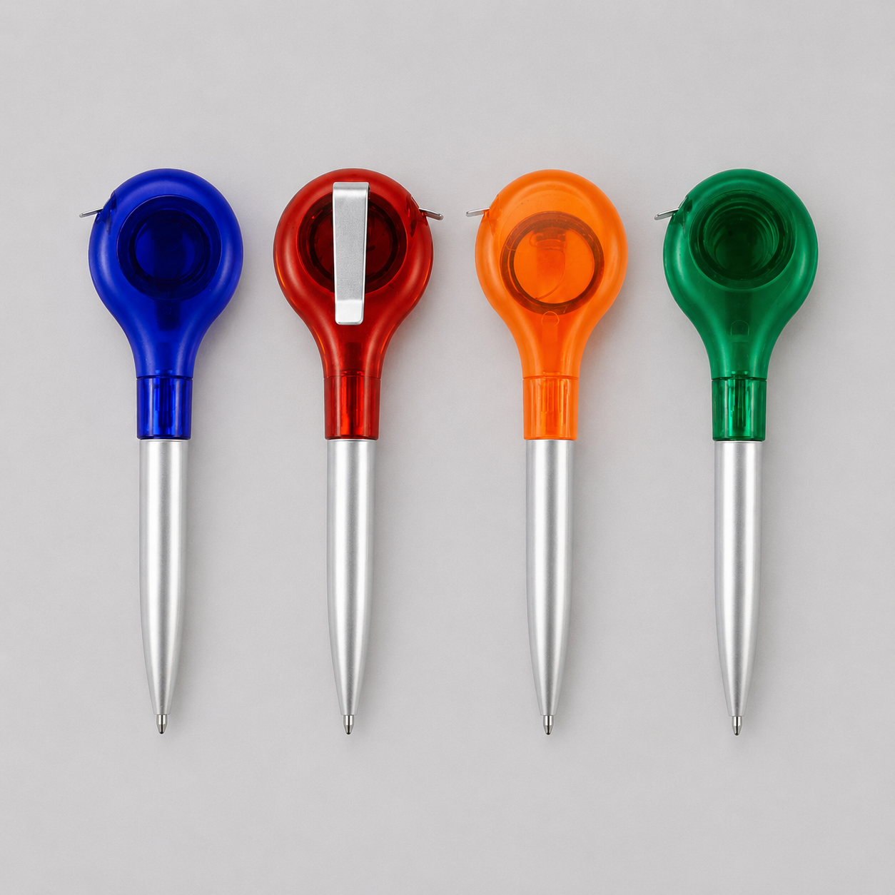 Bolígrafo plástico con huincha de medir de 1 metro integrada y escritura azul. Ideal para merchandising corporativo con logo impreso. Mínimo 1.000 unidades.