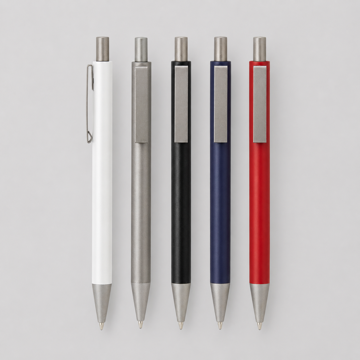 Este bolígrafo metálico combina la durabilidad y el peso de un instrumento de escritura de alta gama, moderno y minimalista. El acabado mate del cuerpo contrasta perfectamente con los detalles en gris gun metal, creando una estética sobria y sofisticada. Disponible en 5 colores.