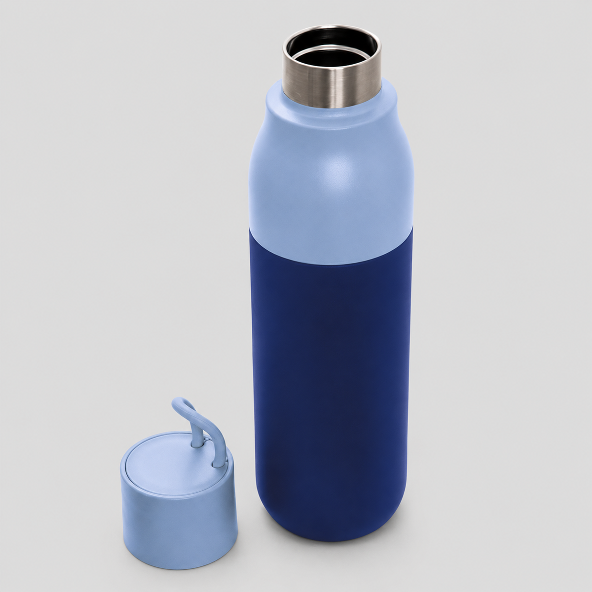 Botella térmica bicolor de acero inoxidable con doble pared sellada al vacío. Mantiene bebidas calientes hasta 8 horas y frías hasta 12 horas. Ideal como regalo corporativo.