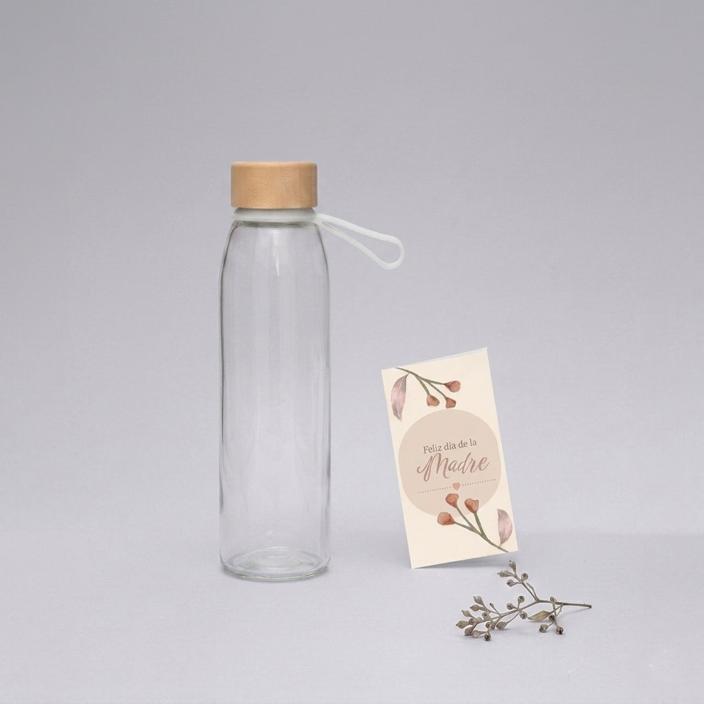 Eleva tu imagen corporativa con botellas de vidrio y tapa de bambú personalizadas. Diseño elegante de 700 ml, cierre hermético y correa de color para transportar. Con logo impreso. El regalo sustentable ideal para tus clientes. ¡Cotiza con nosotros!