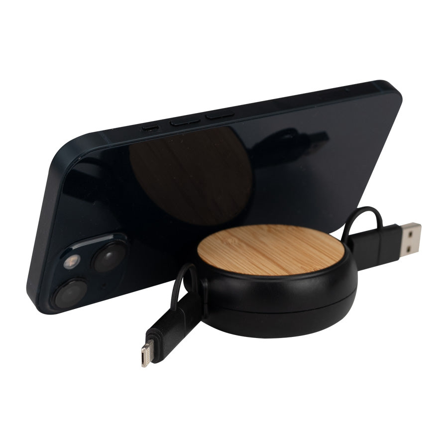 Multicargador retráctil 4 en 1 fabricado en ABS con cubierta de bambú. Incluye conectores USB, USB-C, Micro USB y Lightning. Compacto, práctico y personalizable con logo. Ideal para merchandising tecnológico y regalos corporativos. Disponible en negro y blanco.