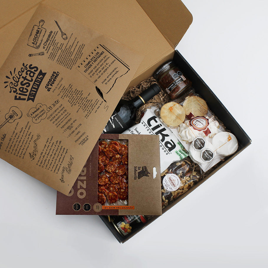 Caja gourmet con vino, chorizo chileno, productos artesanales, dulces típicos e individual temático. Un regalo corporativo que aporta imagen y rescata nuestras tradiciones.
