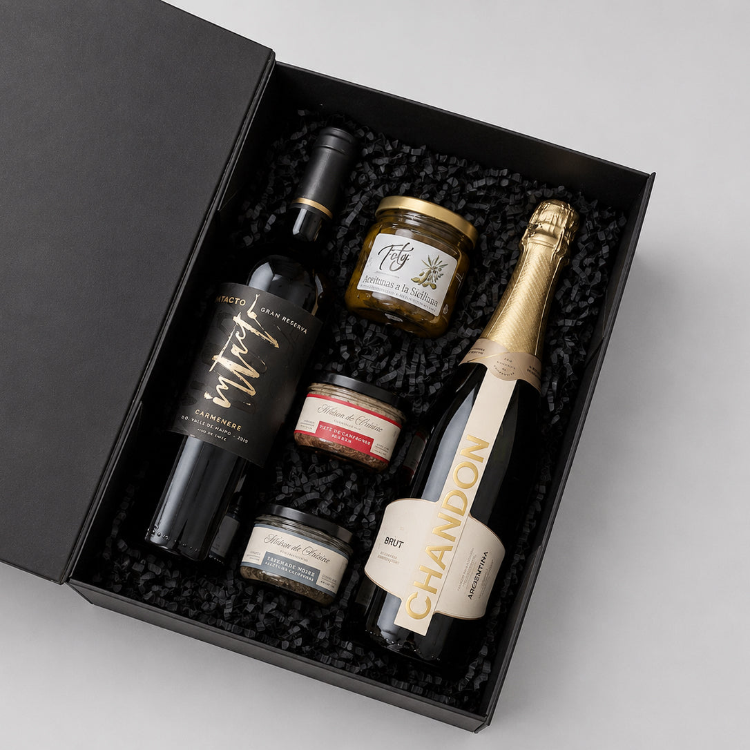 Caja gourmet con espumante Chandon Brut, vino Intacto Gran Reserva, aceitunas Toty y dúo gourmet Hélène de Fleurac. Un regalo corporativo premium para colaboradores y clientes.