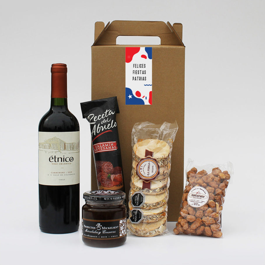 Caja gourmet con vino Étnico, salamin artesanal, tapenade, alfajores y maní confitado. Un regalo corporativo que celebra los sabores de siempre y el placer de compartir.