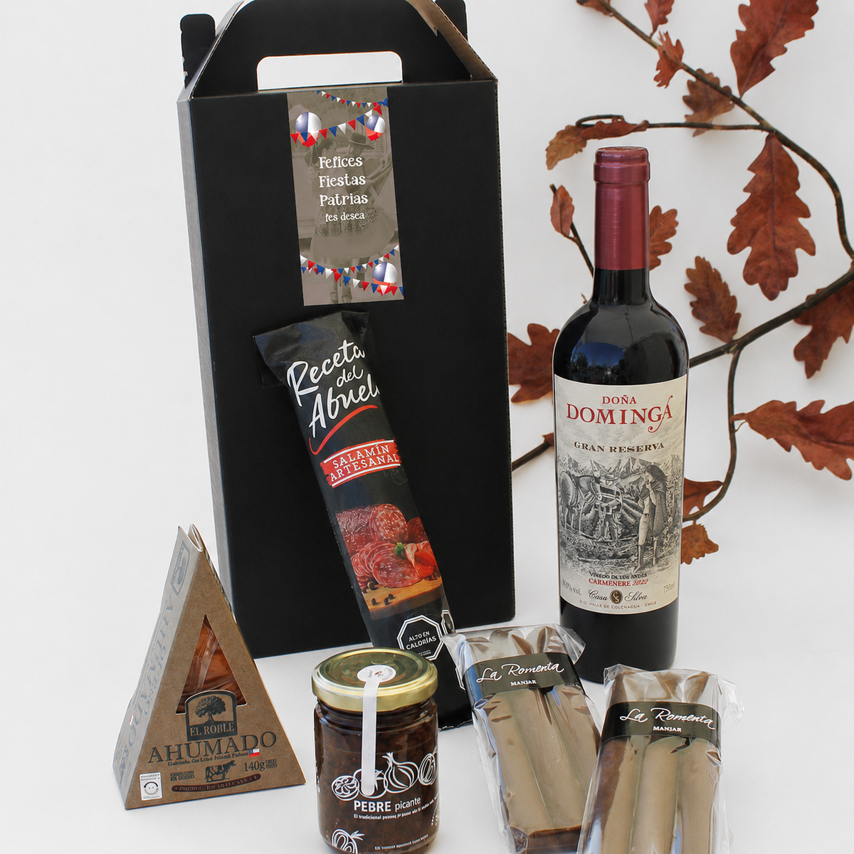 Caja gourmet con vino Doña Dominga Gran Reserva 750cc, queso ahumado, salamin artesanal, productos Toty y cuchuflíes bañados en chocolate. Un regalo corporativo con auténtico sabor chileno.