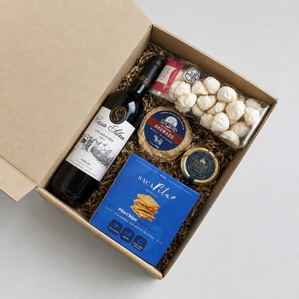 Set gourmet con Vino Casa Silva, Mousse del Pacífico, Queso Ahumado y Galletas Sacapita. Regalo con identidad chilena para el Día del Trabajador. ¡Personaliza con tu logo!