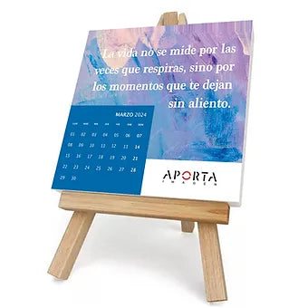 7 tarjetas 14x12cm impresas a todo color con calendario mensual, frase y logo. Incluye atril de madera. En bolsa con tarjeta.