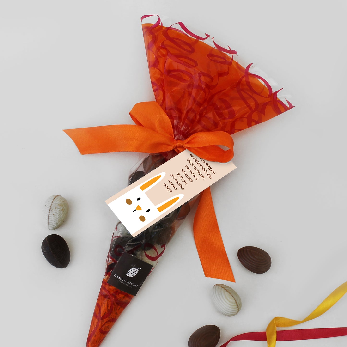Meta Descripción: Descubre la Cosecha Mágica de Aporta Imagen. Original zanahoria con 17 huevos de chocolate Damien Mercier rellenos de avellana europea. El regalo corporativo de Pascua más exclusivo. ¡Personalízalo con tu logo hoy!