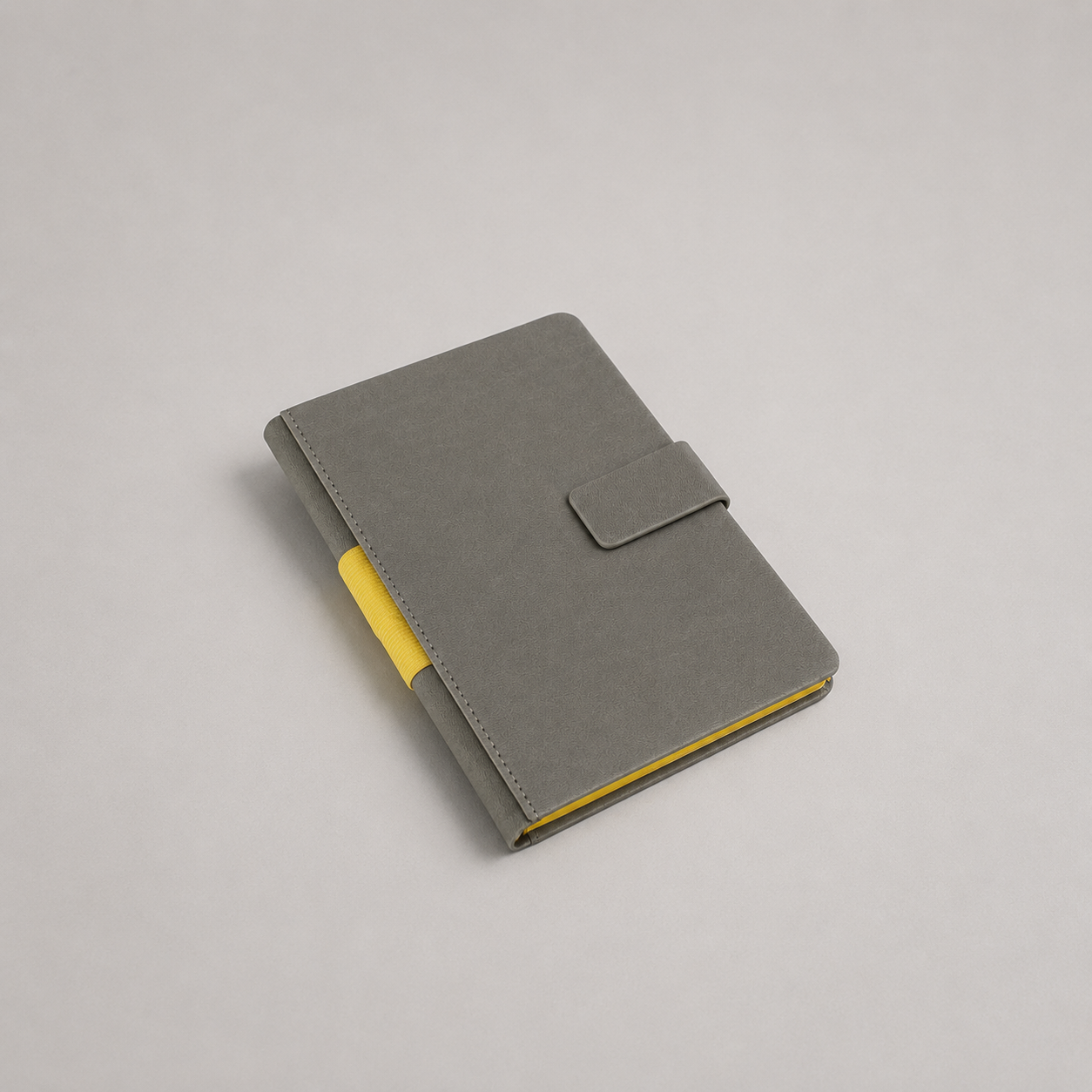 Cuaderno A5 con tapa dura de poliuretano, cierre magnético, 96 hojas rayadas y porta bolígrafo. Un regalo corporativo elegante, práctico y personalizable con logo.