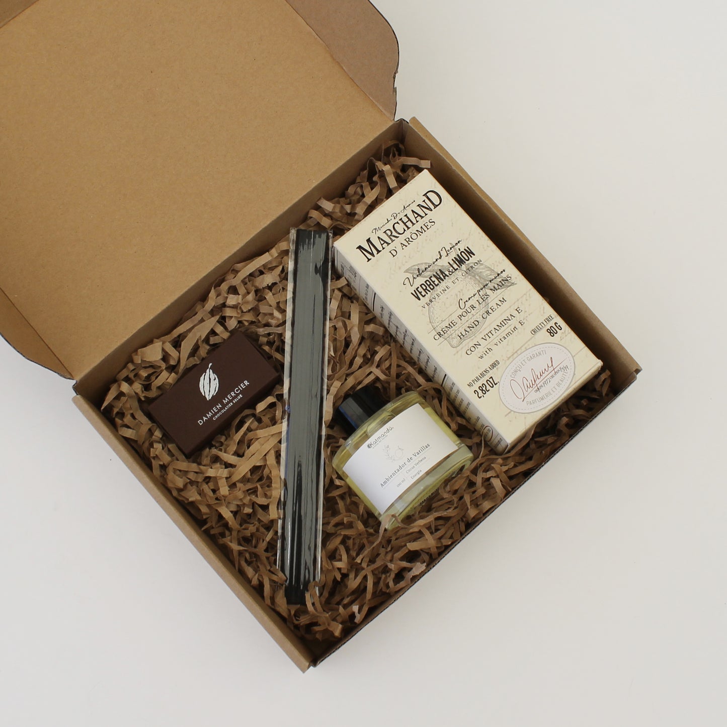Sorprende con lo mejor: Crema Marchand de Arômes, difusor de varillas y chocolates Damien Mercier en caja kraft personalizada. Pedido mínimo 12 unidades.