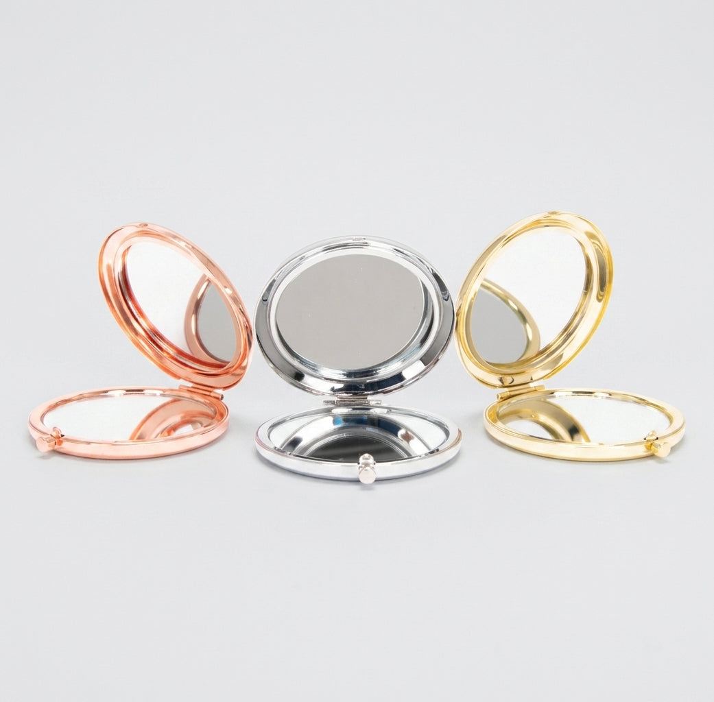 Espejos metálicos dobles (normal y aumento) puedes personalizarlos con tu logo. Acabados en plata, dorado y cobre. Calidad premium. ¡Cotiza aquí!"