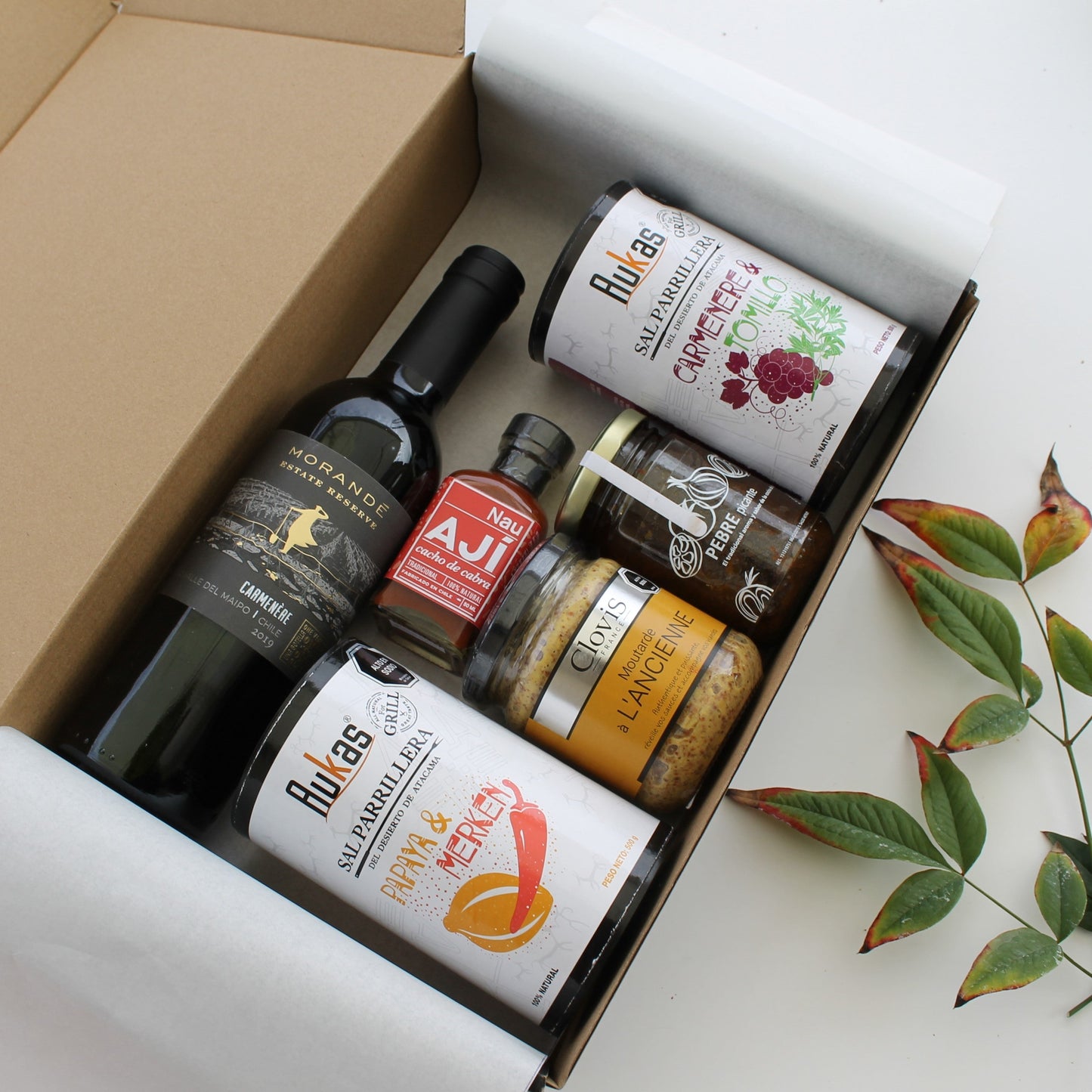 Un homenaje al encuentro: Set Gourmet con Vino Carmenère, sales especiadas y aceite de oliva. Presentación en caja kraft con tarjeta. Pedido mínimo 50 unidades.