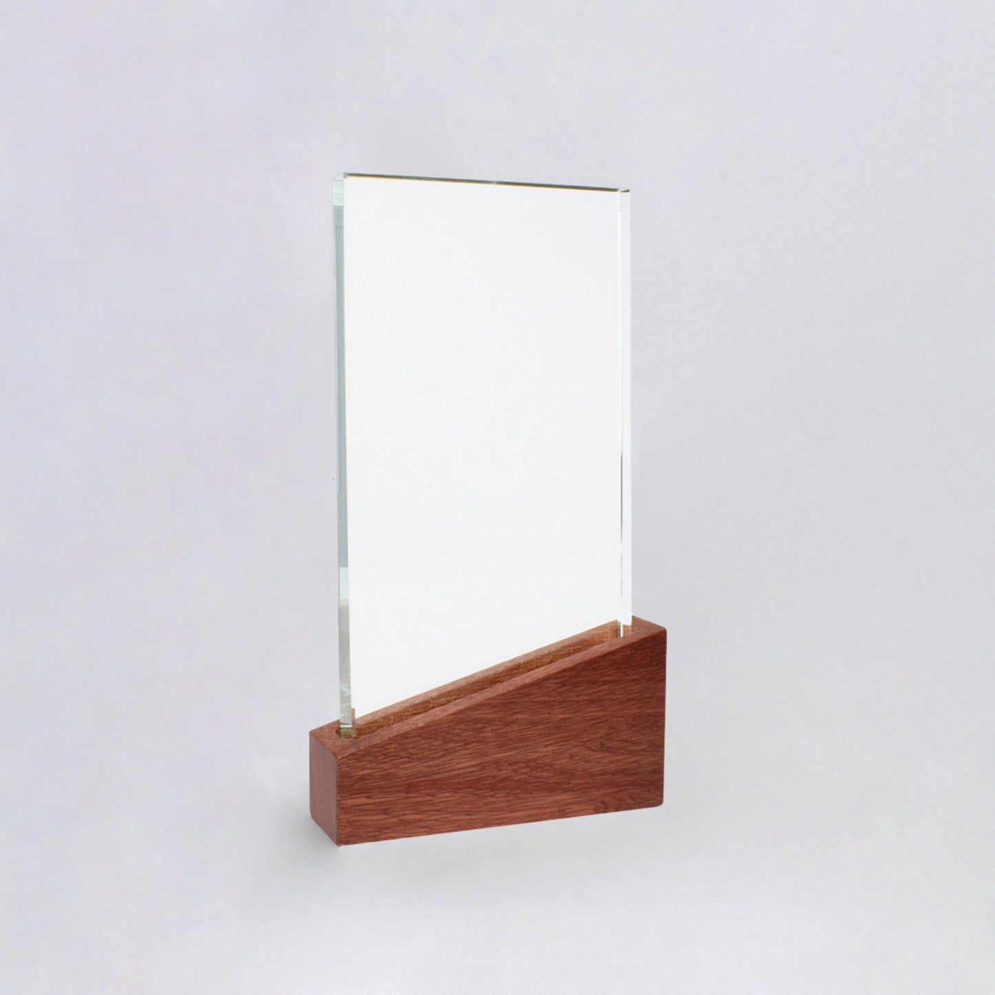 Galvano de cristal premium con base de madera y grabado láser. Elegante presentación en caja negra con cierre imantado. Pedido mín. 10 unid. Cotiza con nosotros.