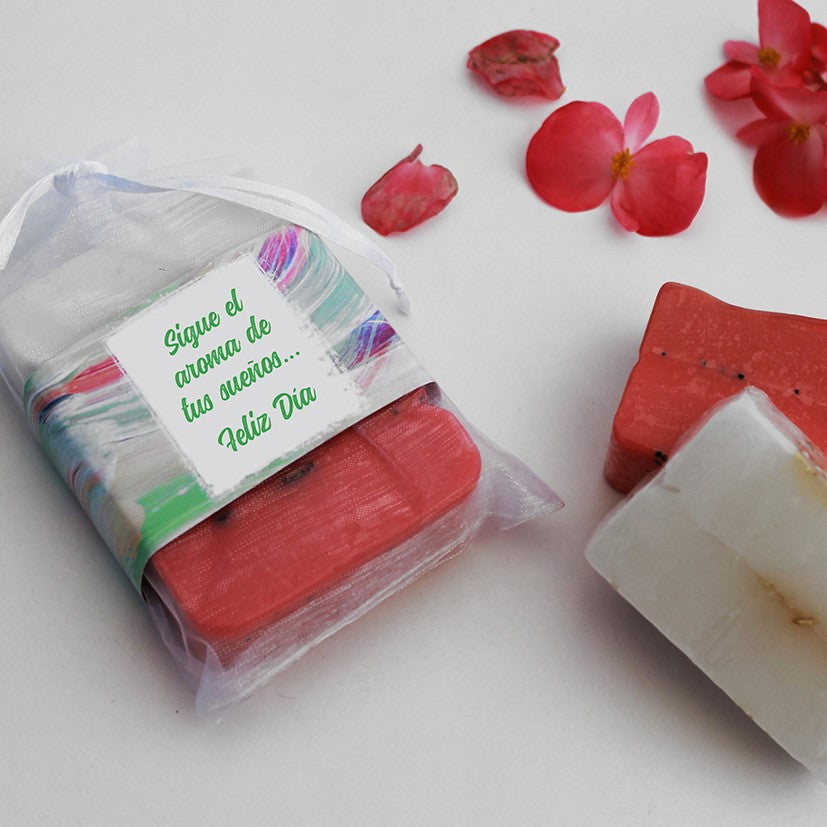 Regalo de bienestar natural. Pack de 2 jabones artesanales de 75g con emolientes naturales e hidratantes. Variedad de aromas disponibles en saquito de organza personalizado. Pedido mínimo 50 unidades. ¡Cotiza en Aporta Imagen!