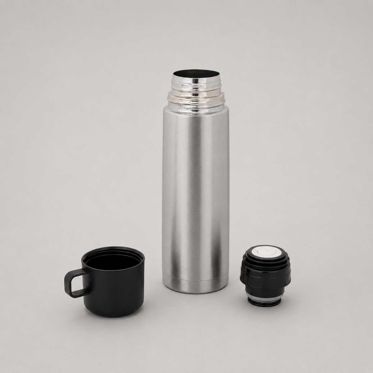 Kit Hogar Preparado con powerbank de 5.000 mAh, termo de acero inoxidable, lámpara LED de emergencia, botiquín de primeros auxilios y mochila personalizada con mensaje o logo corporativo. Un regalo corporativo ideal para promover la seguridad y el bienestar de tus colaboradores.