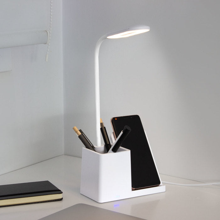 Lámpara de escritorio LED con cargador inalámbrico de 15W, portabolígrafos integrado, cuello flexible y 3 modos de luz. Compatible con tecnología Qi. Personalizable con logo para empresas y regalos corporativos.