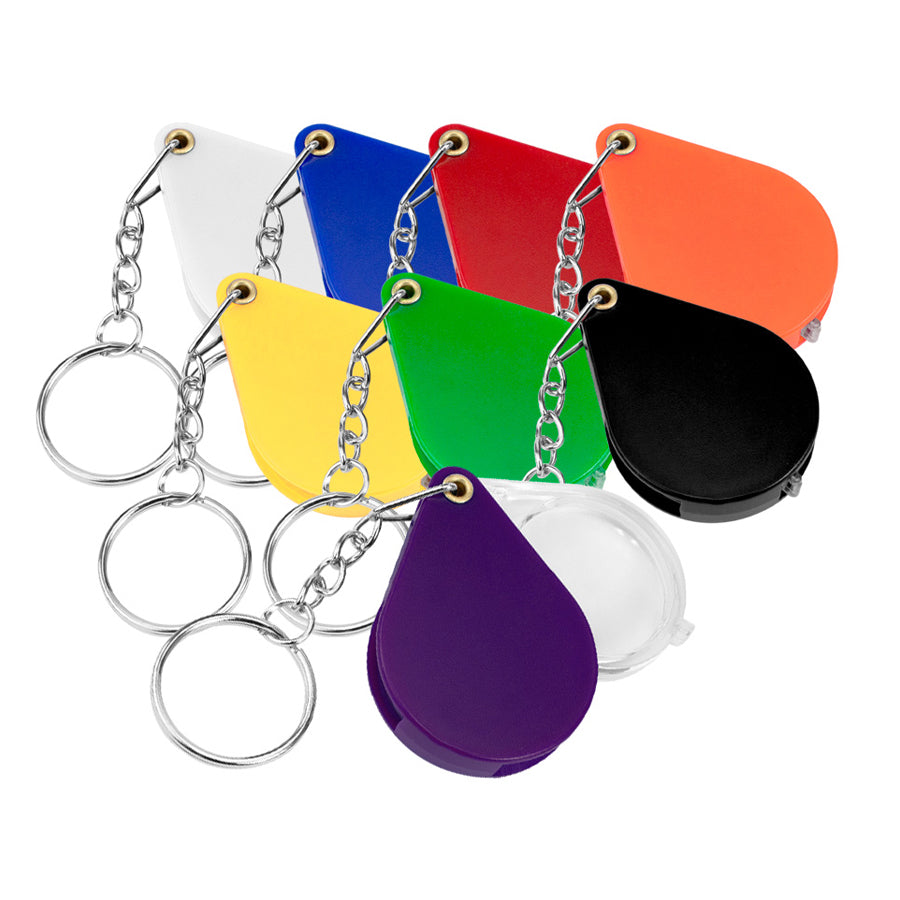 Llavero plástico con lupa, práctico y liviano para uso diario. Disponible en varios colores y personalizable con logo para regalos corporativos o promociones.
