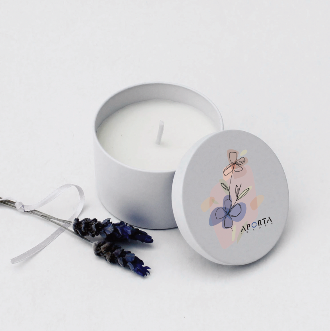 Velas aromáticas personalizadas en blanco o negro. Tapa con impresión a color, cinta y tarjeta del Día de la Mujer. Un regalo en caja de presentación lista para entregar.