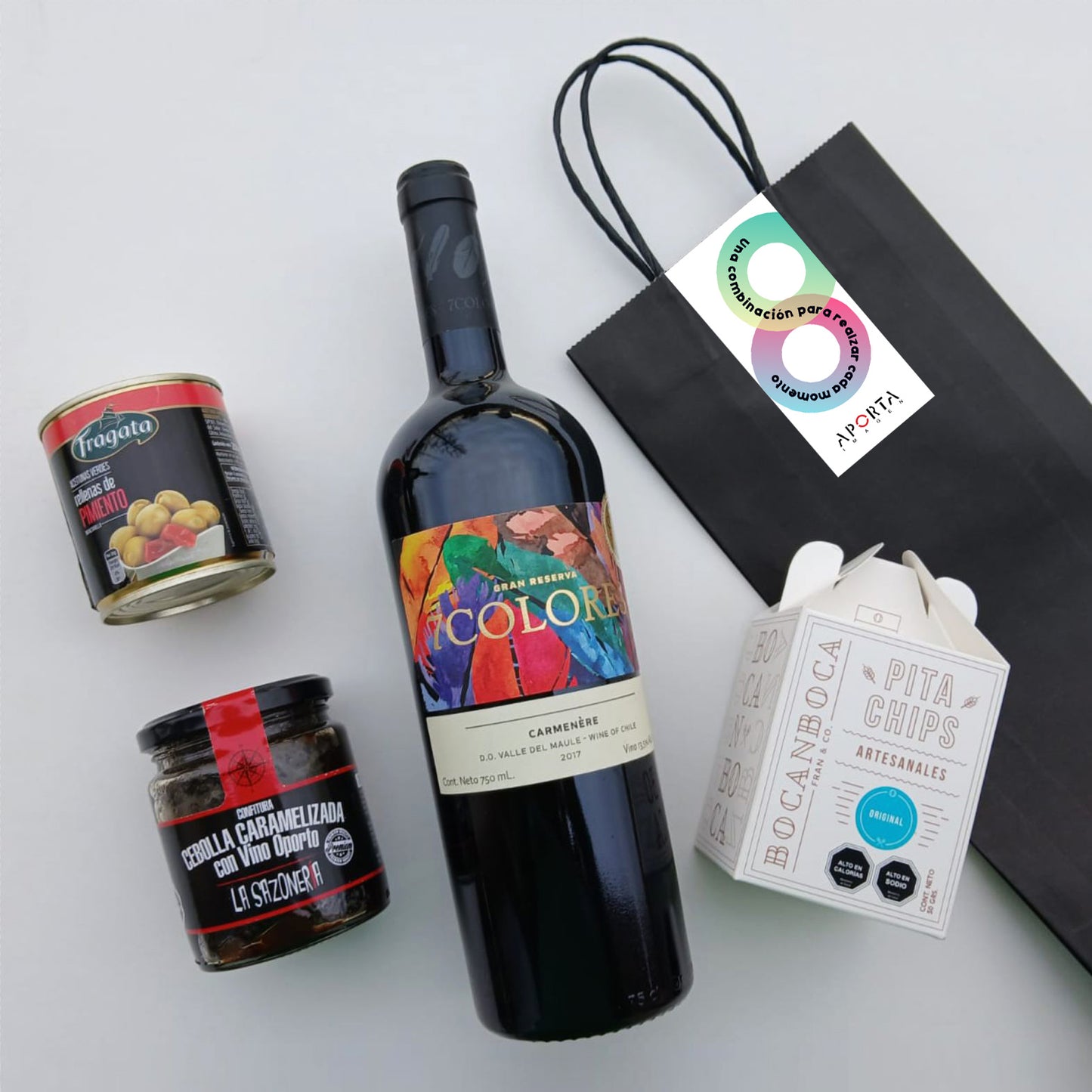 Regala una experiencia única con el Pack Gourmet: Vino Gran Reserva, confitura artesanal, aceitunas y pita chips. Personalización premium. ¡Cotiza tu pedido hoy!