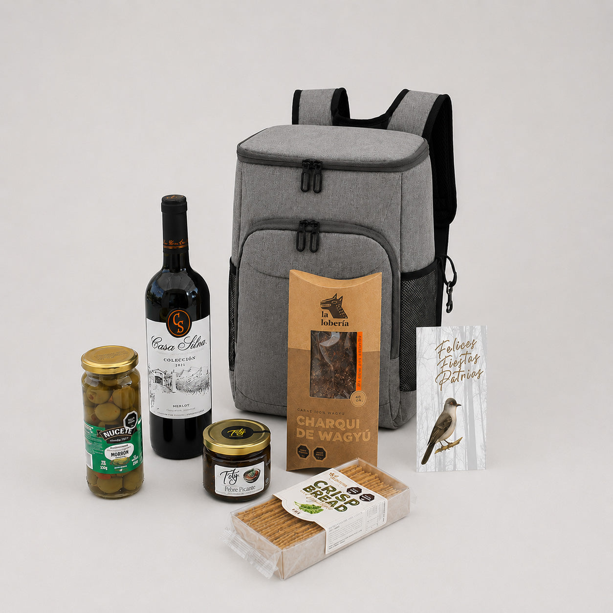 Bolso picnic con vino Casa Silva, charqui artesanal, pebre picante, aceitunas y galletas gourmet. Un regalo corporativo práctico y lleno de sabor para compartir.
