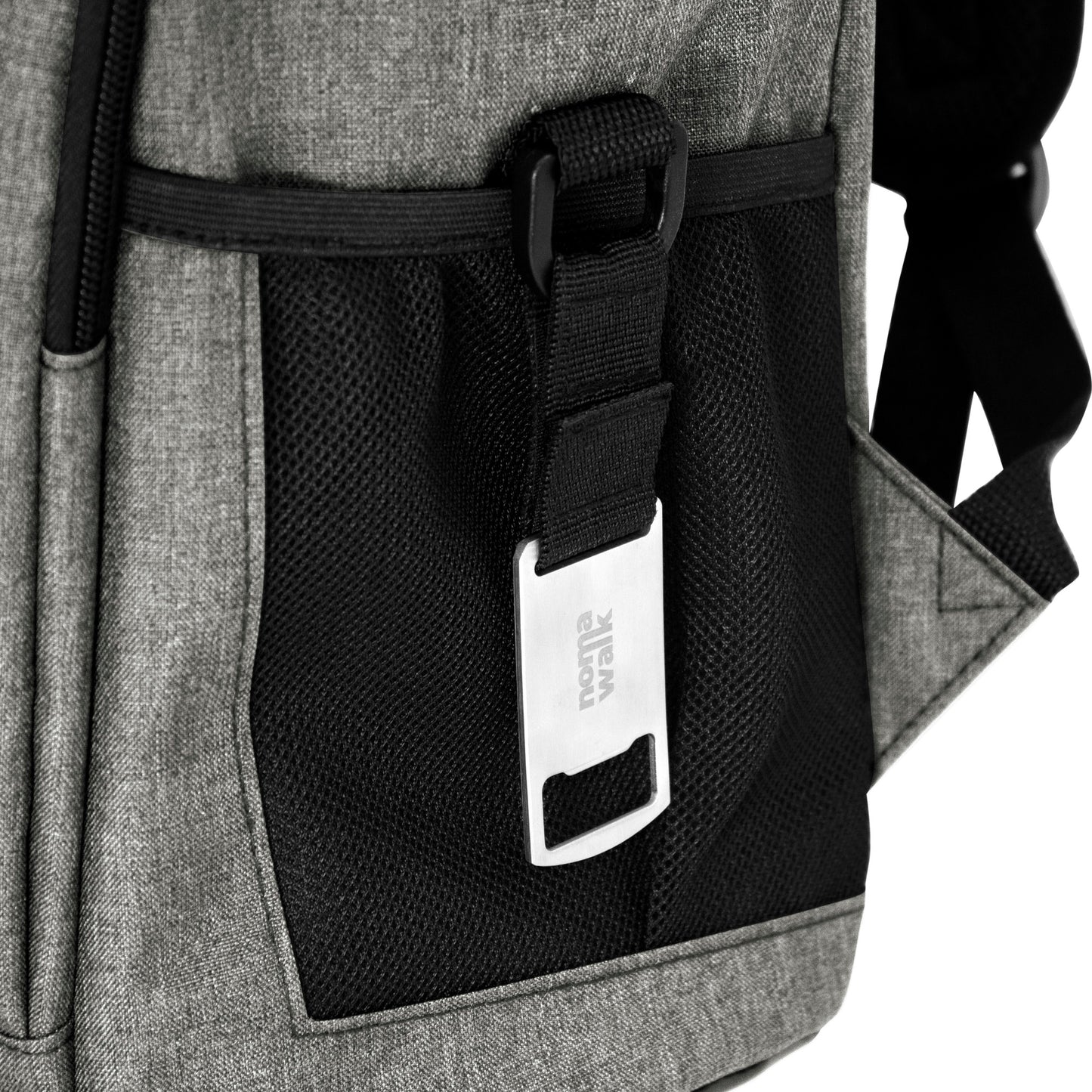 Mochila cooler térmica de 18 litros con interior aislante PEVA, múltiples bolsillos, destapador extraíble y correas acolchadas. Ideal como regalo corporativo para actividades al aire libre. Cotiza con nosotros el regalo de fiestas patrias para tu colaborador.