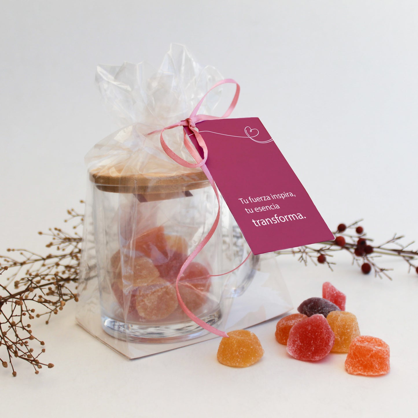 Regala estilo!. Taza de vidrio con tapa de bambú personalizada y gomitas Mi Otra Pasión. El detalle perfecto para tu marca. Mínimo 50 unidades.