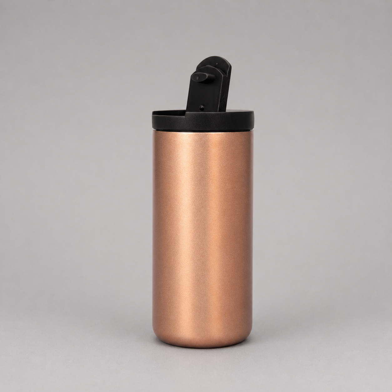 Mug térmico de acero inoxidable de 500 ml con doble pared, tapa antiderrame y base antideslizante. Un regalo corporativo práctico, elegante y personalizable con logo corporativo. Cotiza con nosotros para el Día de la Minería.