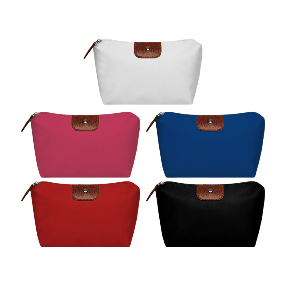 Neceser personalizado con logo impreso, con detalles en símil cuero, interior forrado y cierre con tiradores decorativos. Ideal para regalos corporativos y merchandising promocional.