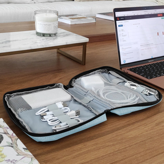Organizador tecnológico con compartimentos y elásticos para almacenar cables, cargadores, auriculares y accesorios electrónicos. Personalizado con logo para merchandising corporativo.