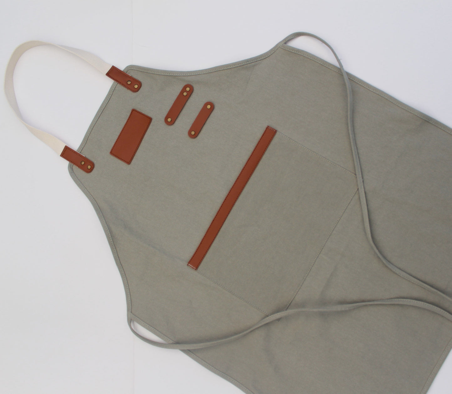 Protección y estilo para el asado perfecto. Pechera de tela canvas de algodón con detalles en ecocuero, bolsillos técnicos y compartimento para utensilios. Disponible en 4 colores. El regalo corporativo ideal de alta gama. ¡Personalízala en Aporta Imagen!