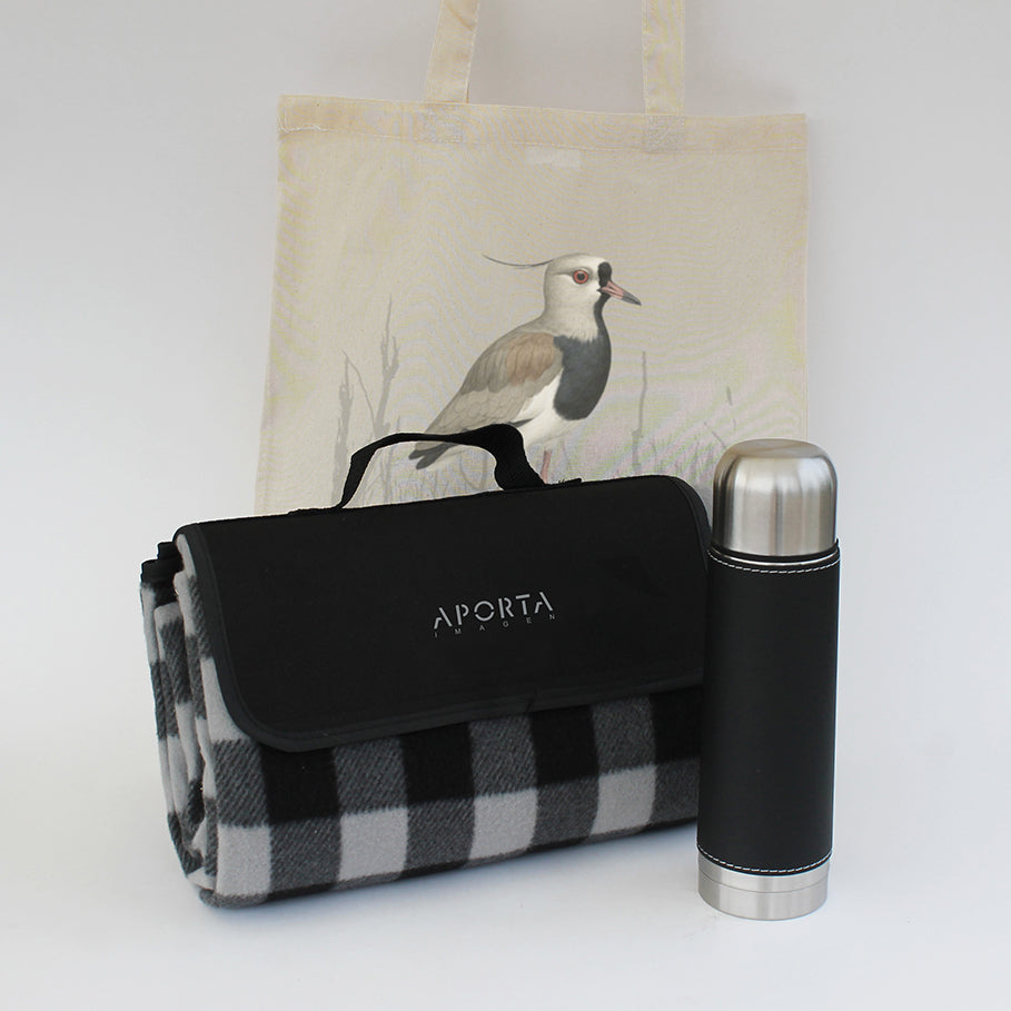 Set Picnic con manta polar (130x150cm) con reverso impermeable y termo de acero. Presentación en bolso de algodón con diseño personalizable. El regalo ideal para conectar con lo natural. Mínimo 30 unidades