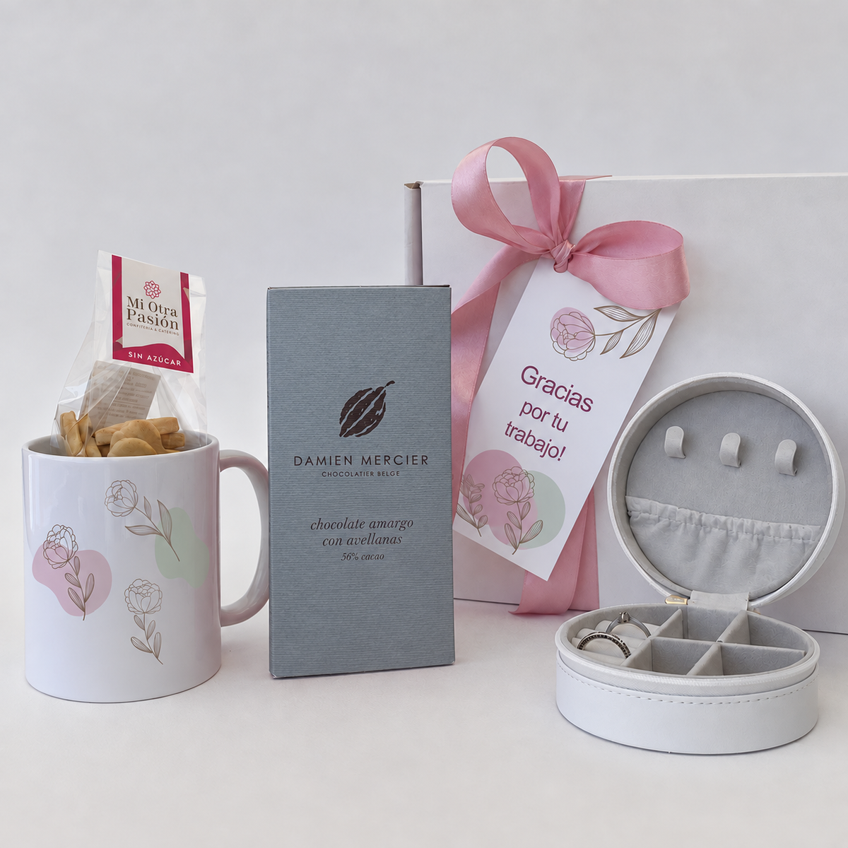 Sorprende con un detalle de autor: Barra Damien Mercier de los mejores cacaos del mundo, galletas artesanales, tazón exclusivo y mini joyero. Incluye tarjeta con logo. Calidad premium para empresas. Cotiza con nosotros