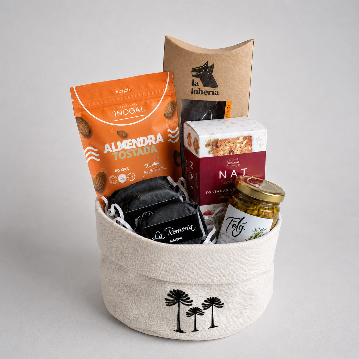 Sorprende con un regalo gourmet corporativo con charqui, crackers artesanales, castañas de cajú, alfajores, pulpa de aceitunas y panera de tela. Ideal para clientes, colaboradores en estas fiestas patrias. Cotiza con nosotros.