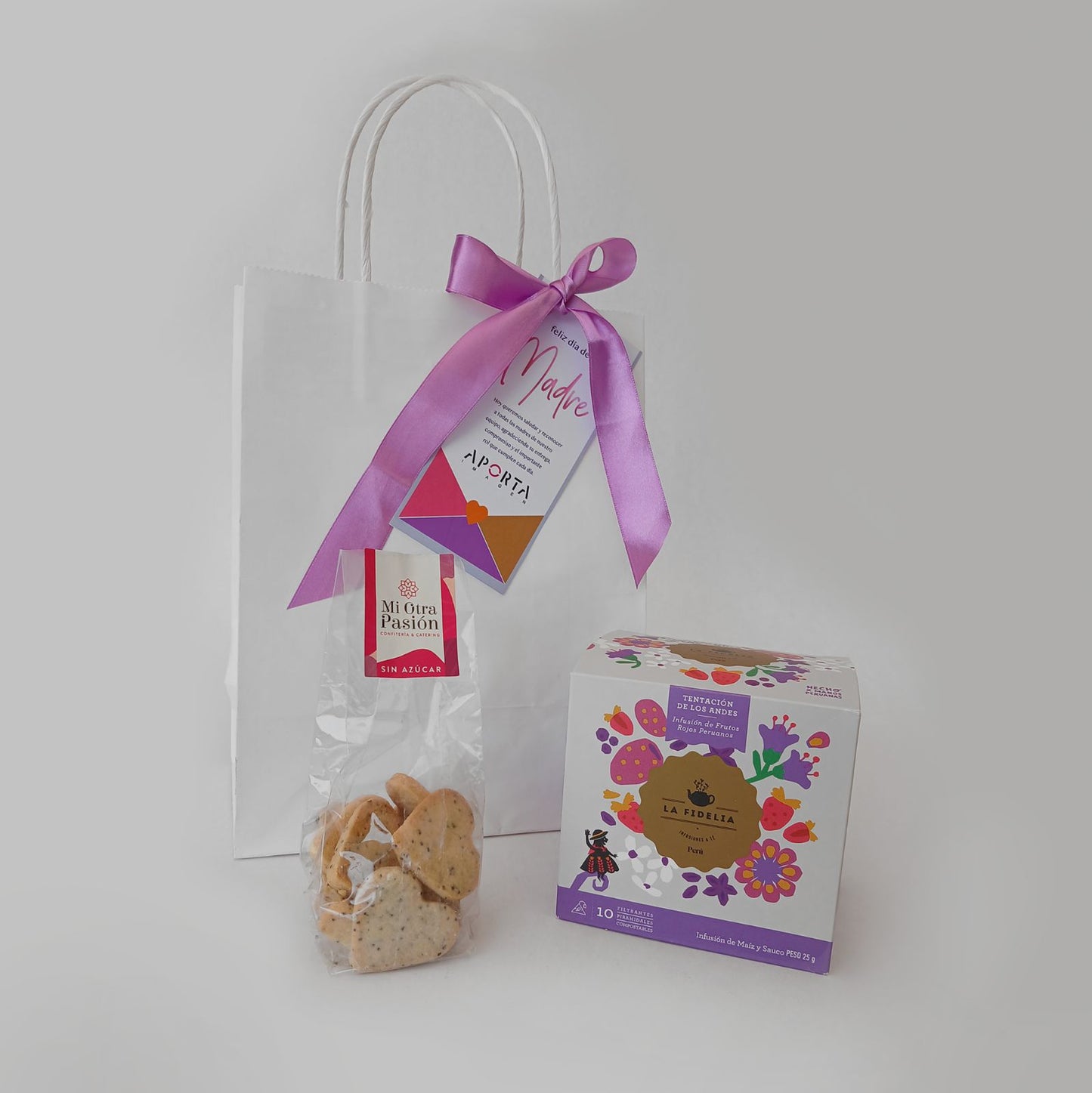 Regala una pausa de bienestar con el sabor de los Andes. Incluye caja de 10 bolsitas piramidales de té o infusión premium de origen peruano La Fidelia y galletas artesanales Mi Otra Pasión, diferentes sabores, sin azúcar. ¡Cotiza tu regalo aquí!