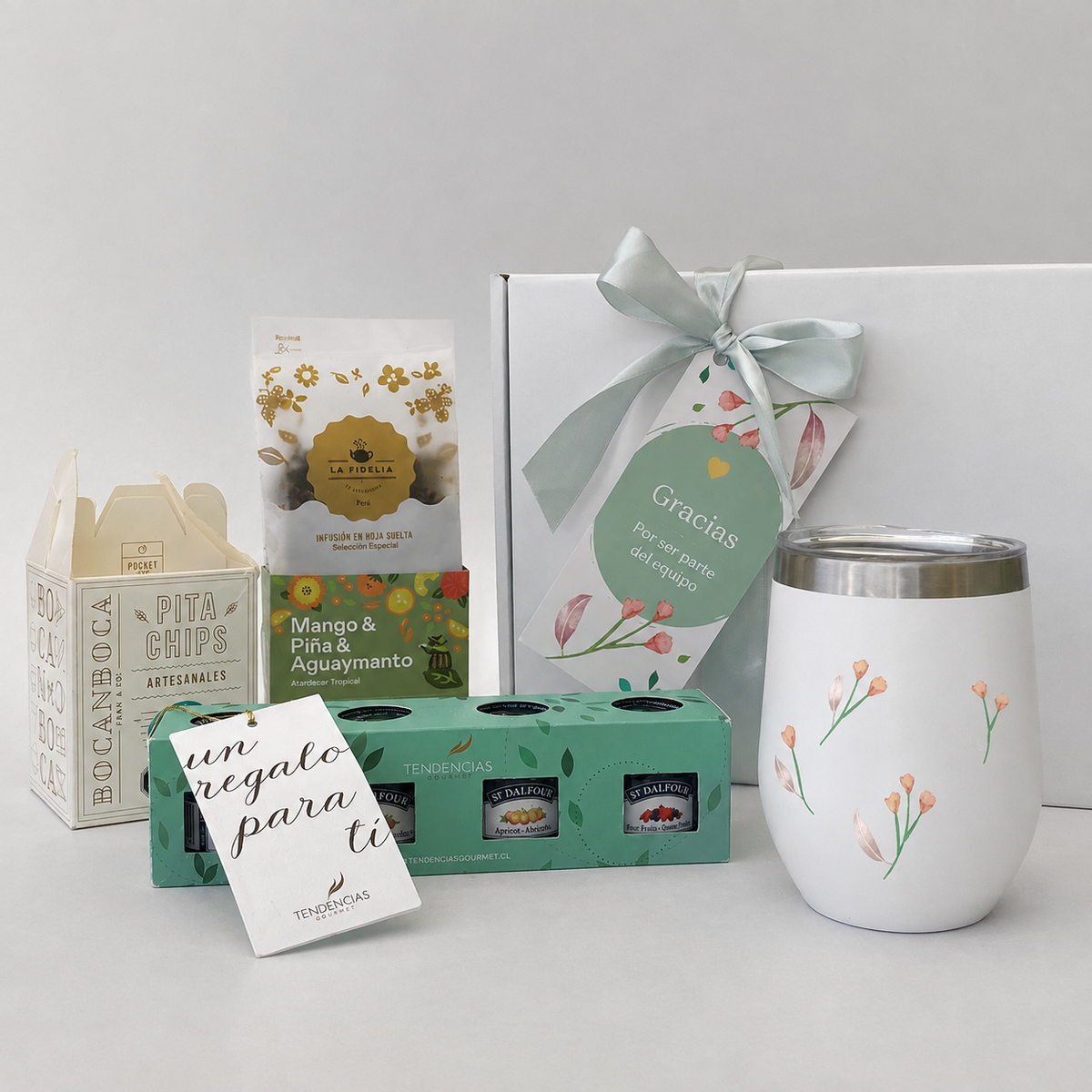 Eleva tus regalos corporativos con el Pack Gourmet Día de la Madre: infusiones de alta gama La Fidelia, mermeladas St. Dalfour, pita chips y mug térmico personalizado. Calidad premium con logo y tarjeta de saludo. ¡Cotiza hoy!