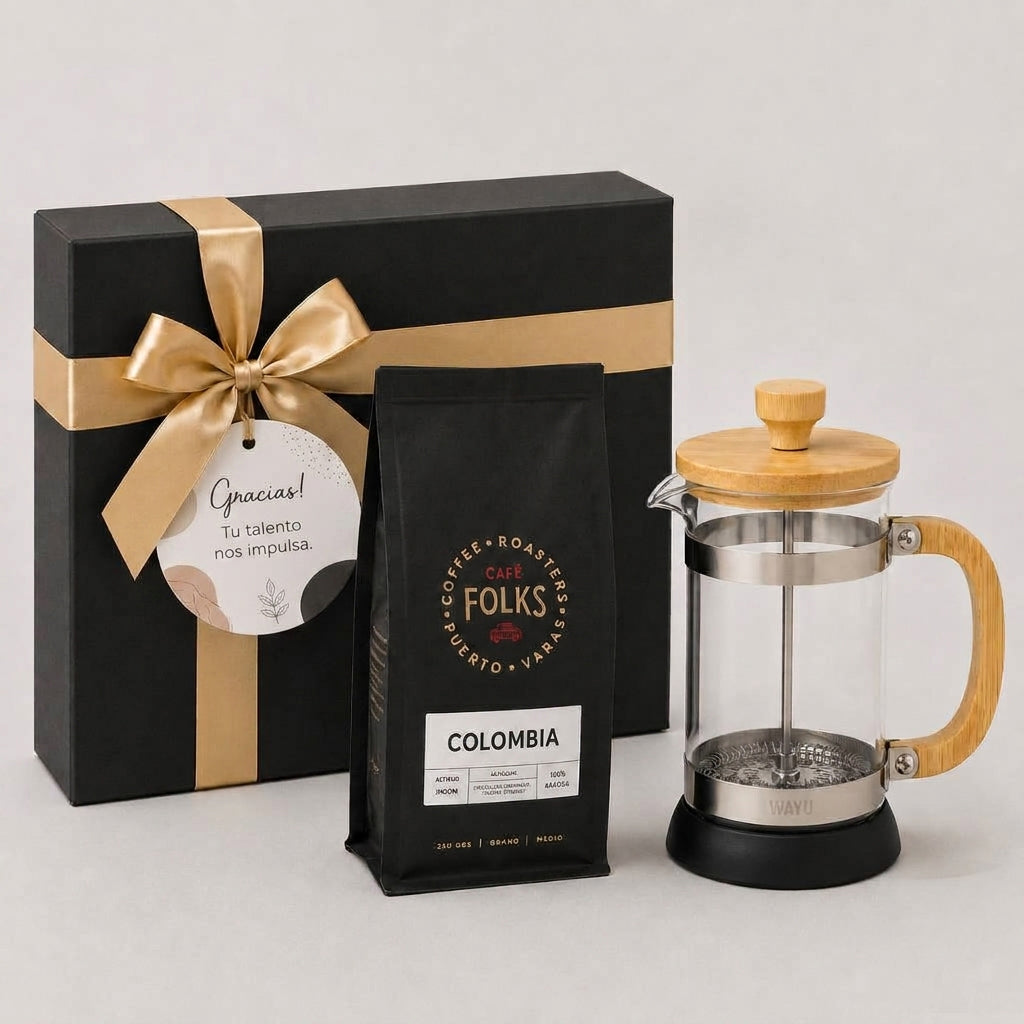 El regalo corporativo ideal para los amantes del buen café. Incluye cafetera de émbolo Wayu en acero inoxidable y café premium Folks. Presentado en una hermosa caja con cinta y tarjeta de saludo alusivo a la ocasión.