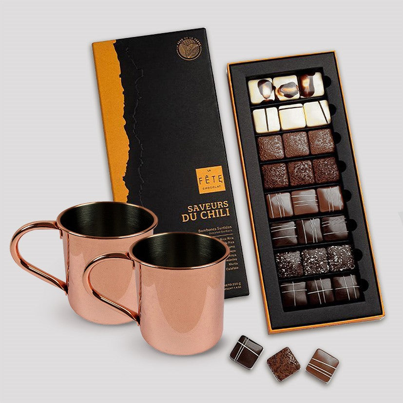 Set de 2 mugs de acero cobrizado (410ml) y caja de bombones La Fête Sabores de Chile. El regalo corporativo de lujo para el Día del Trabajador. ¡Personaliza con tu logo!