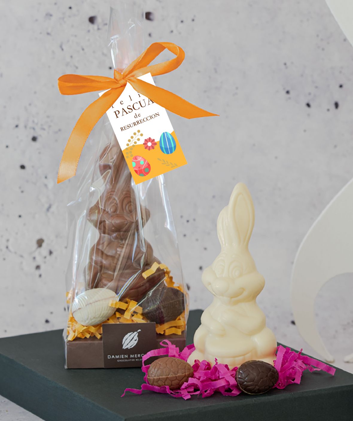 Celebra con tu equipo este set de Pascua Damien Mercier con figura de conejo y huevitos rellenos de avellana. Personalizado con tu logo y mensaje corporativo. Pedido mínimo 100 unidades.