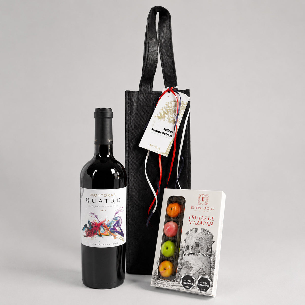 Celebra Fiestas Patrias con Entre Copas y Dulzura, un regalo corporativo de Aporta Imagen que combina vino MontGras Quatro y mazapanes Entrelagos. ¡Cotiza y sorprende a tu equipo!
