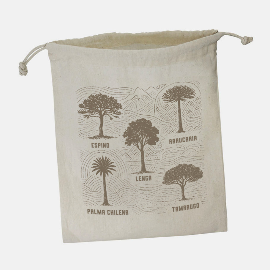 Regala sabor y naturaleza con este Set Gourmet de Madera de Acacia. Incluye tabla con imán, queso ahumado y mini alfajores en saco de algodón. ¡Cotiza desde 30 unidades!