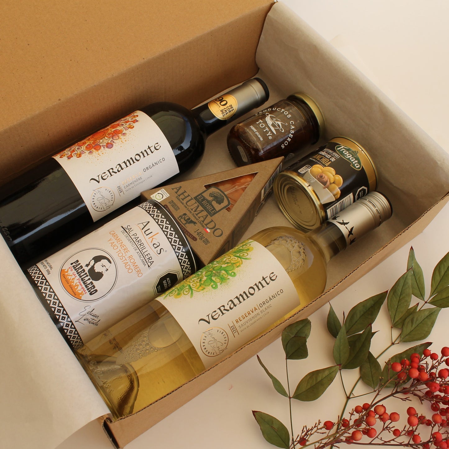 Vinos Veramonte Orgánicos, Sal de Atacama, Queso Ahumado El Roble y pastas Toty. El regalo gourmet ideal para el Día del Trabajador. ¡Personaliza con tu logo!