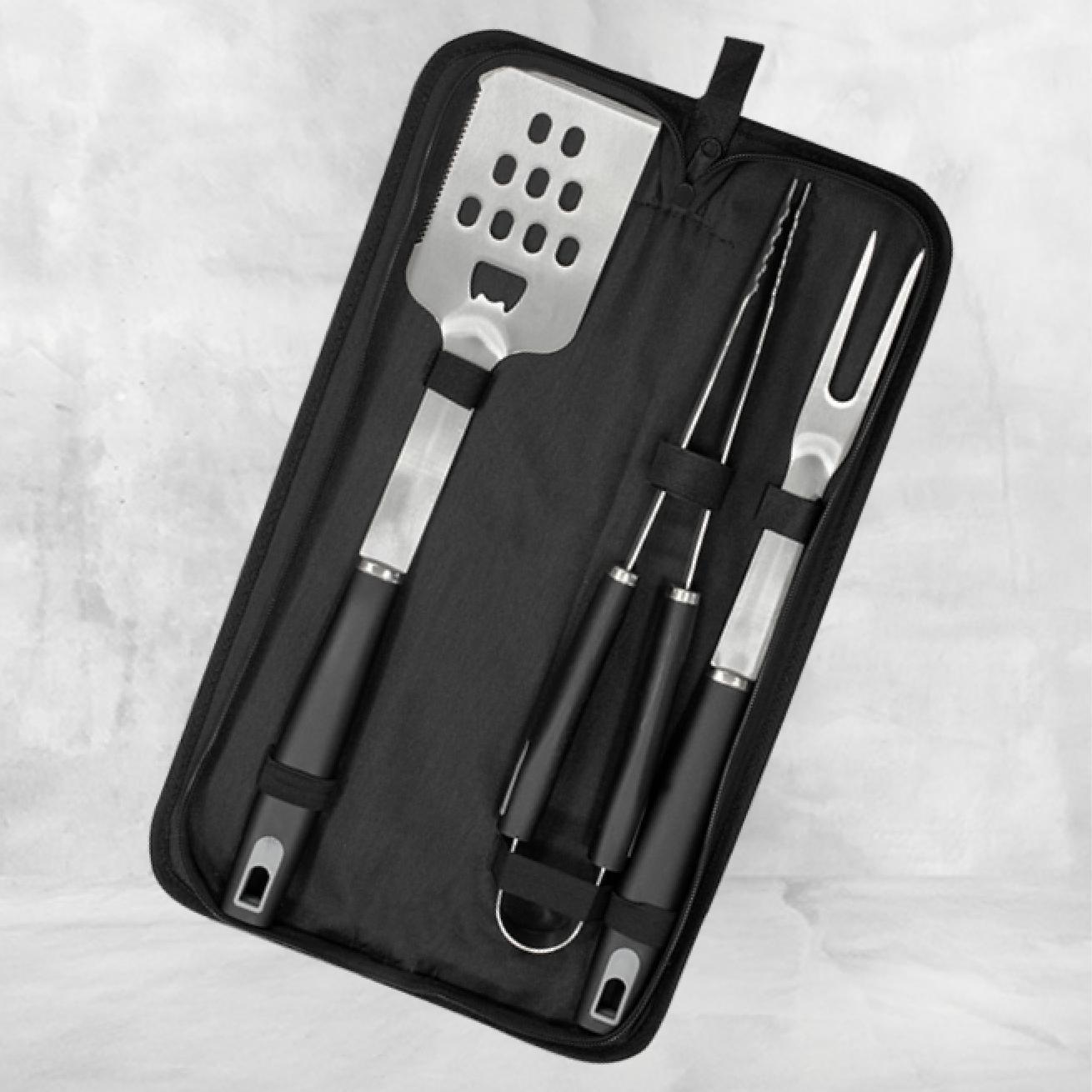 Equipa al parrillero con lo esencial. Set de asado en estuche negro con 3 herramientas de acero inoxidable (tenedor, pinza y espátula). El regalo corporativo ideal para el dia del trabajador ¡Personalízalo con tu logo y destaca en cada encuentro!