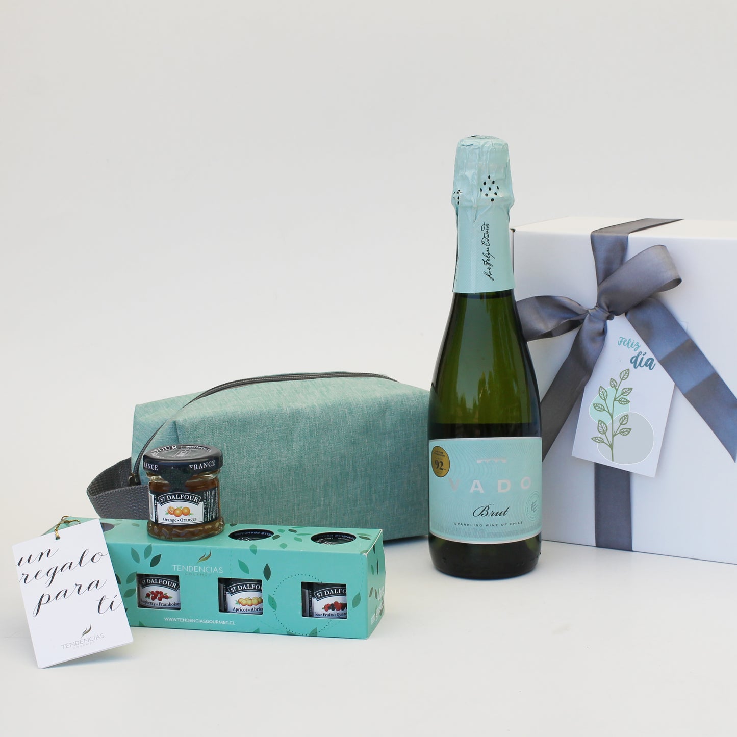 Set de regalo con neceser de poliéster, espumante brut y mini mermeladas St. Dalfour. Un regalo corporativo pensado para transmitir bienestar, alegría y buenos momentos.