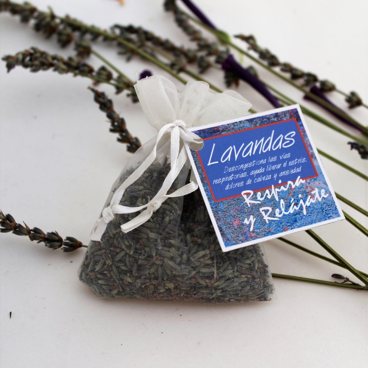 Set de bienestar con productos aromatizados con lavanda, incluyendo toalla facial, jabón artesanal, vela y bolsita aromática. Un regalo corporativo ideal para promover la relajación.