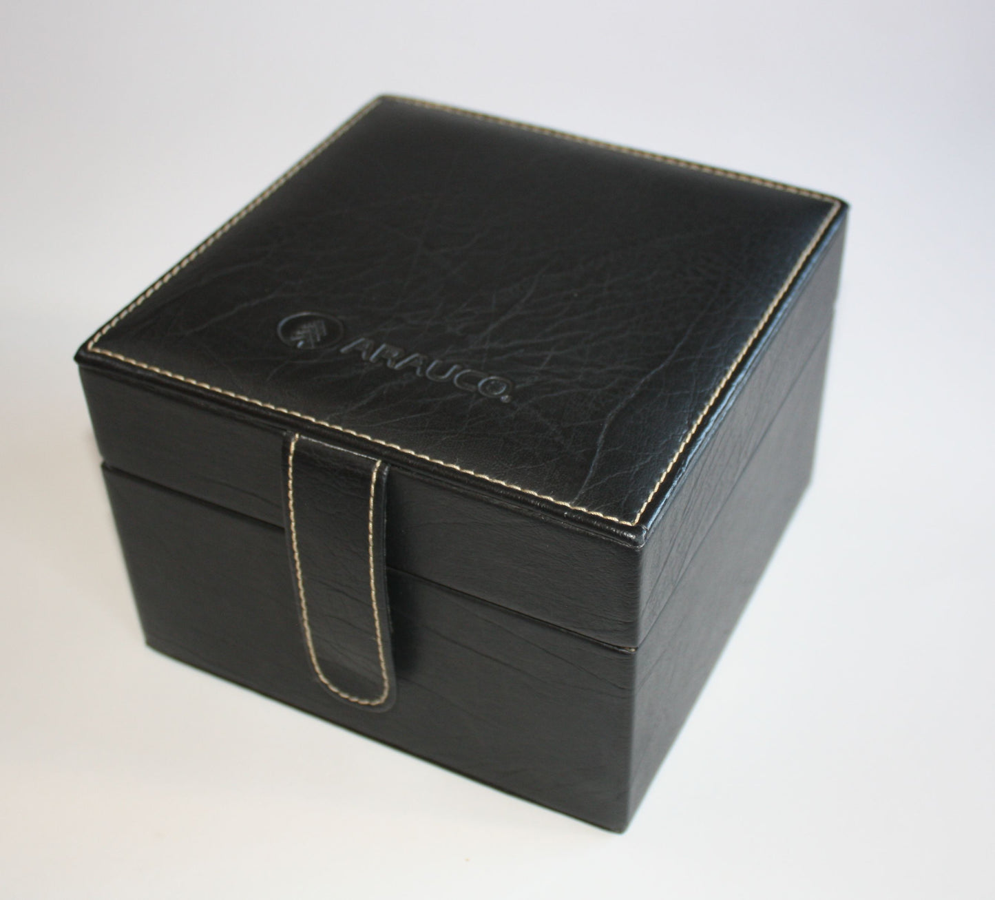Set de naipes y 4 cachos de ecocuero con logo acuñado y dados. Presentación en caja forrada con tarjeta personalizada. Regalo corporativo. Mín. 50 unidades.